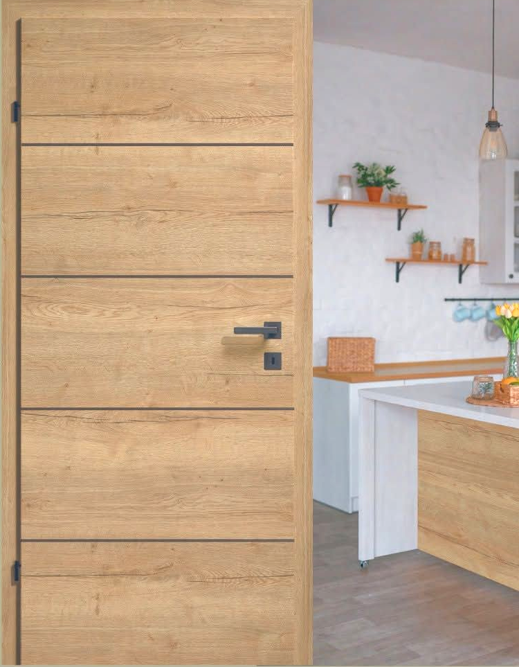 Una porta in legno si apre su una luminosa cucina moderna con pareti bianche e mensole in legno.