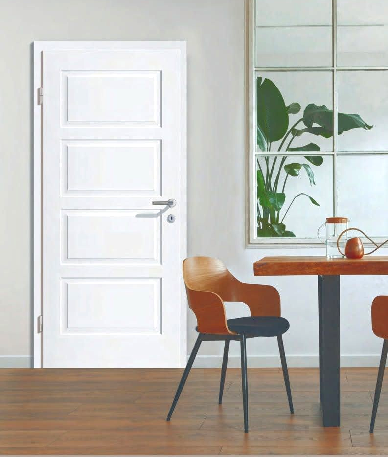 Una porta bianca accanto a un tavolo di legno e una sedia arancione in una stanza luminosa con riflessi di uno specchio e di piante.