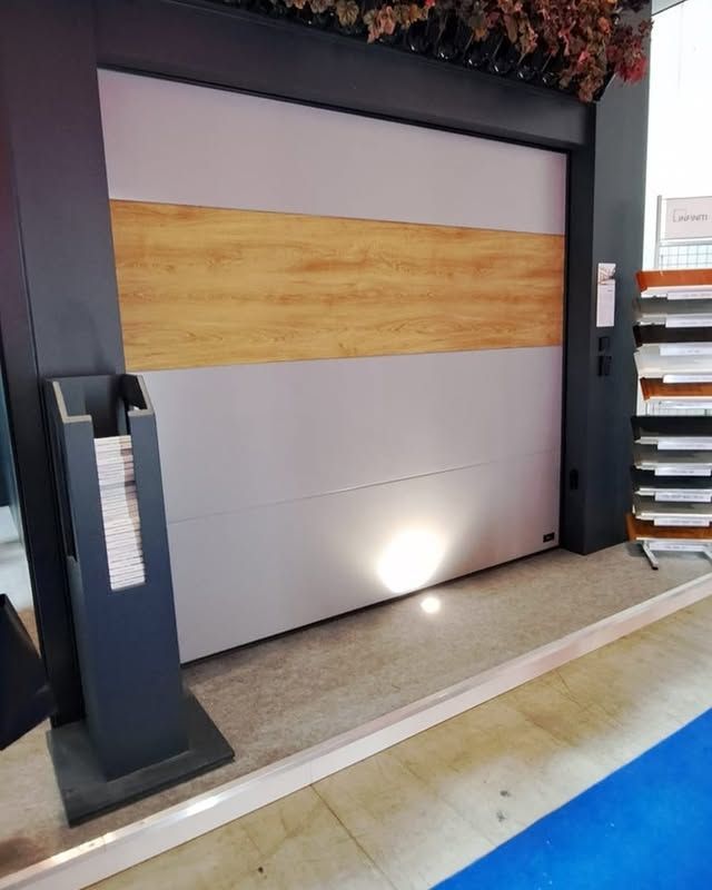 Parete grigia con pannello orizzontale in legno in uno showroom interno.