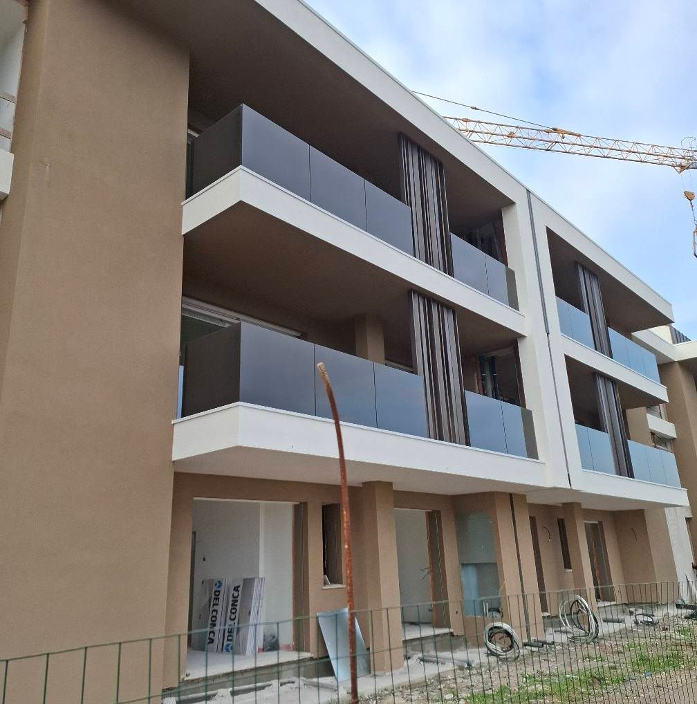 facciata palazzo con balconi in vetro