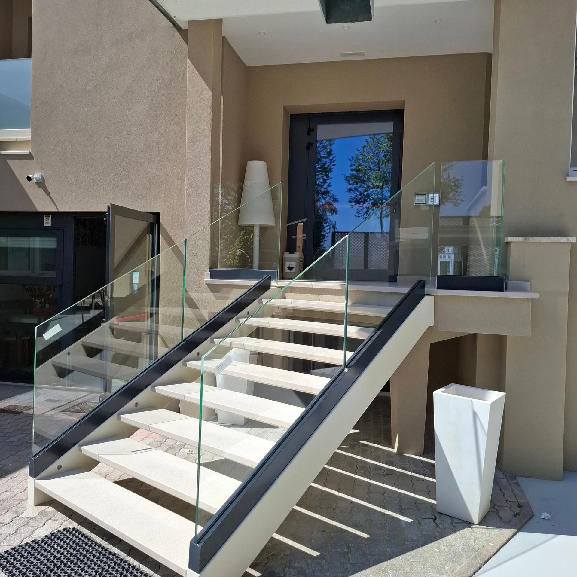 scala di entrata con corrimano