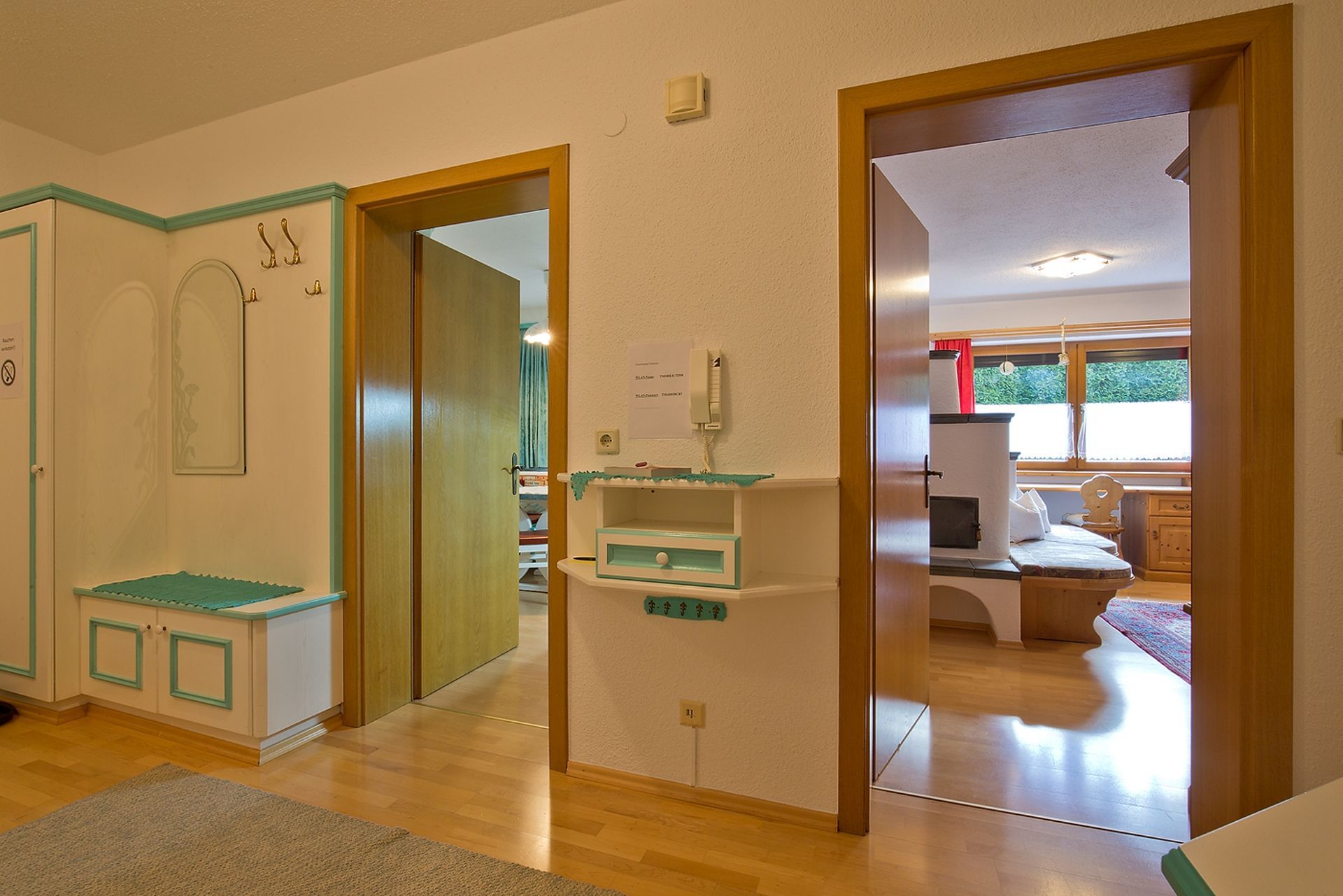 Ein Flur, der zu einem Wohnzimmer und einem Schlafzimmer führt