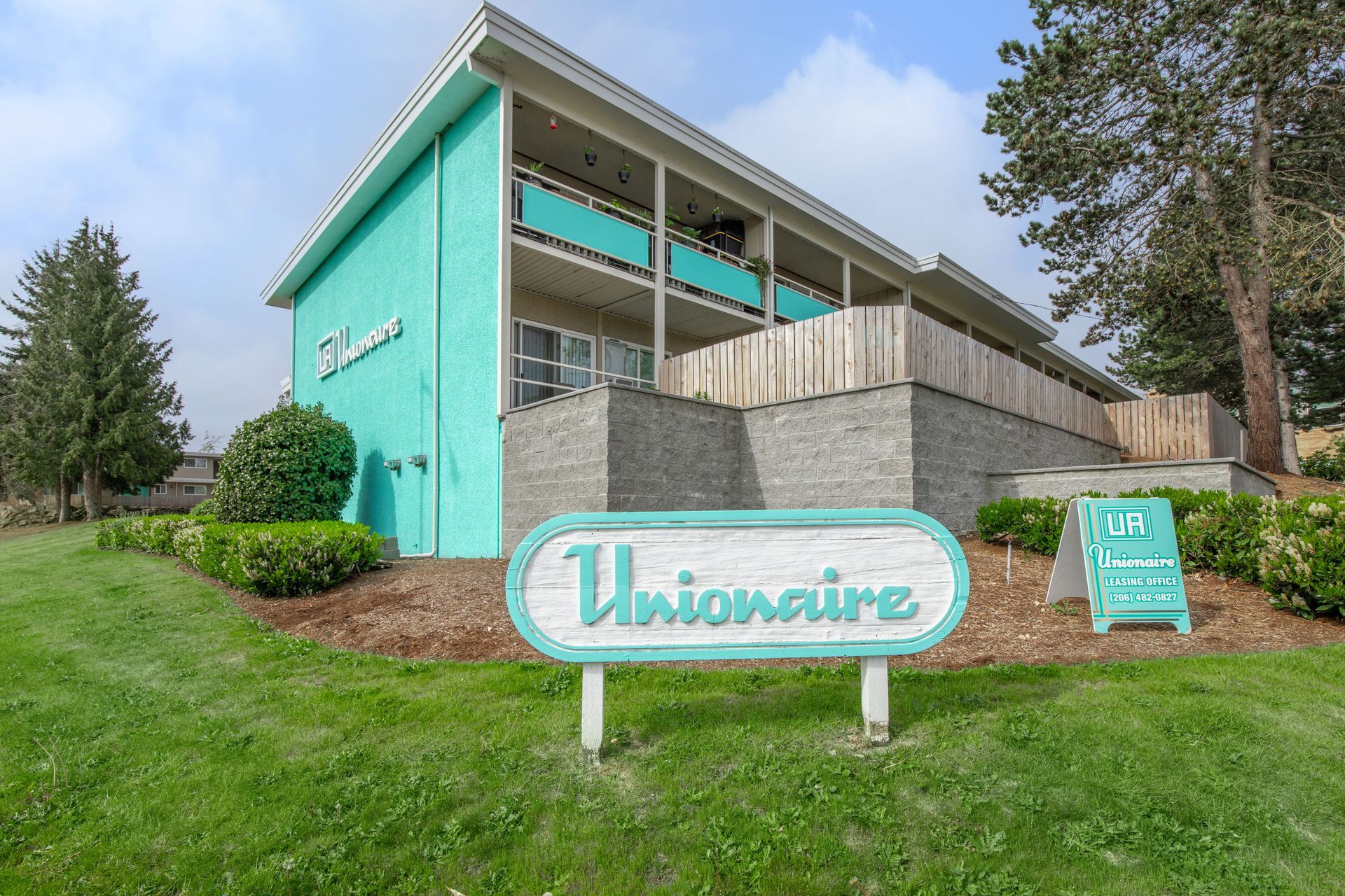 A building with a sign in front of it that says unionaire.