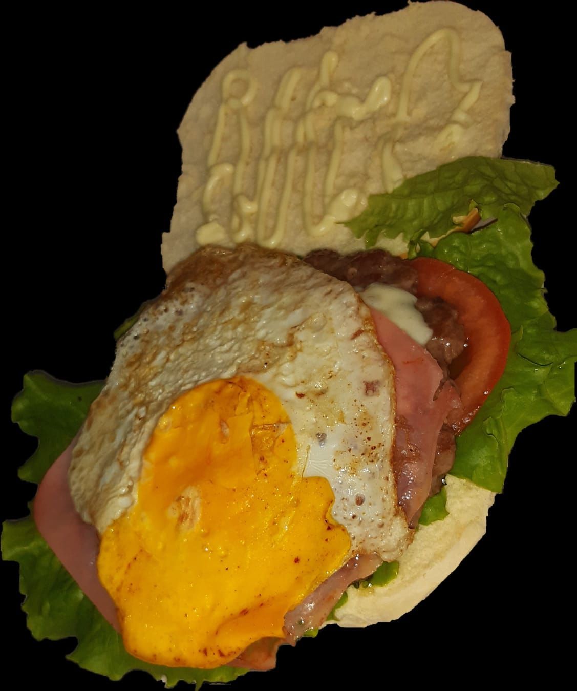 Sándwich con huevo frito, jamón, tomate, lechuga y mayonesa en pan.