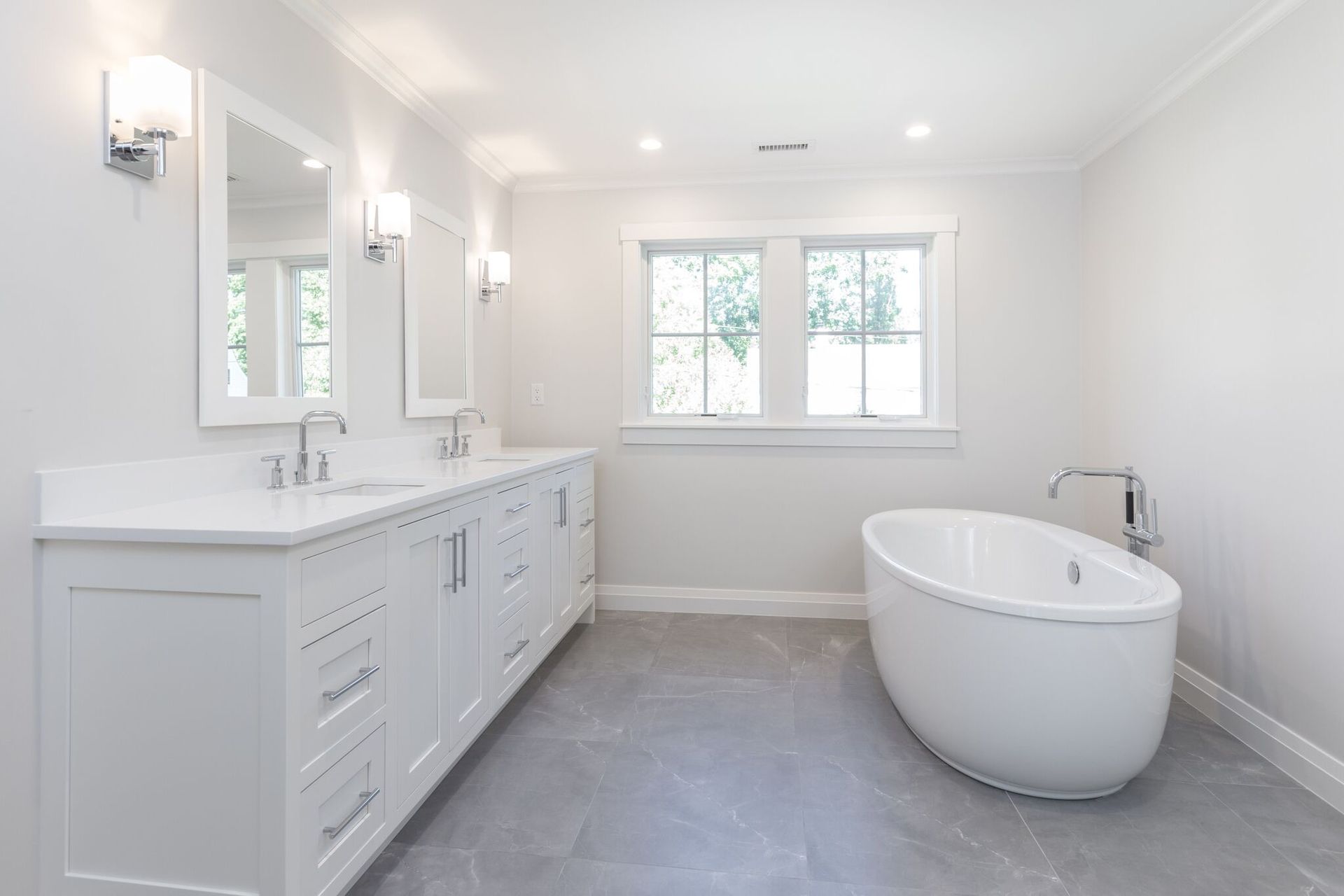A bathroom with two sinks and a bathtub.