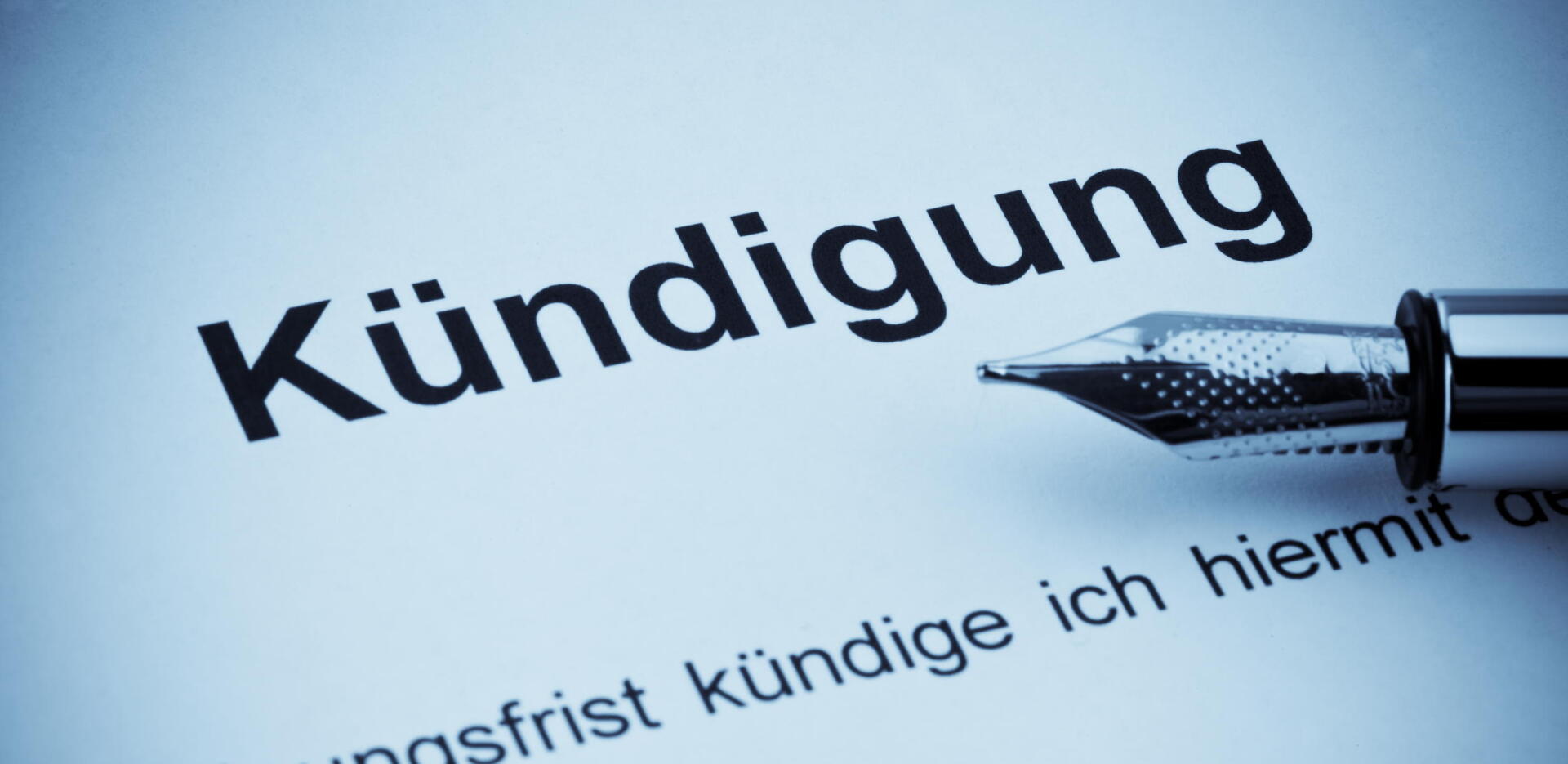 Ein Füllfederhalter liegt auf einem Stück Papier mit der Aufschrift „Kündigung“