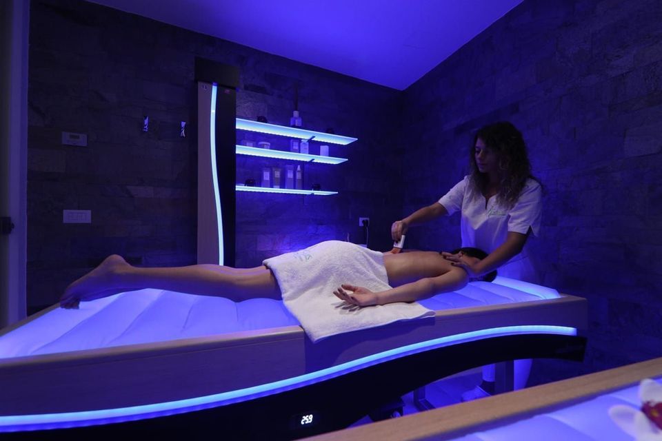 Una donna si sta facendo fare un massaggio in una spa.
