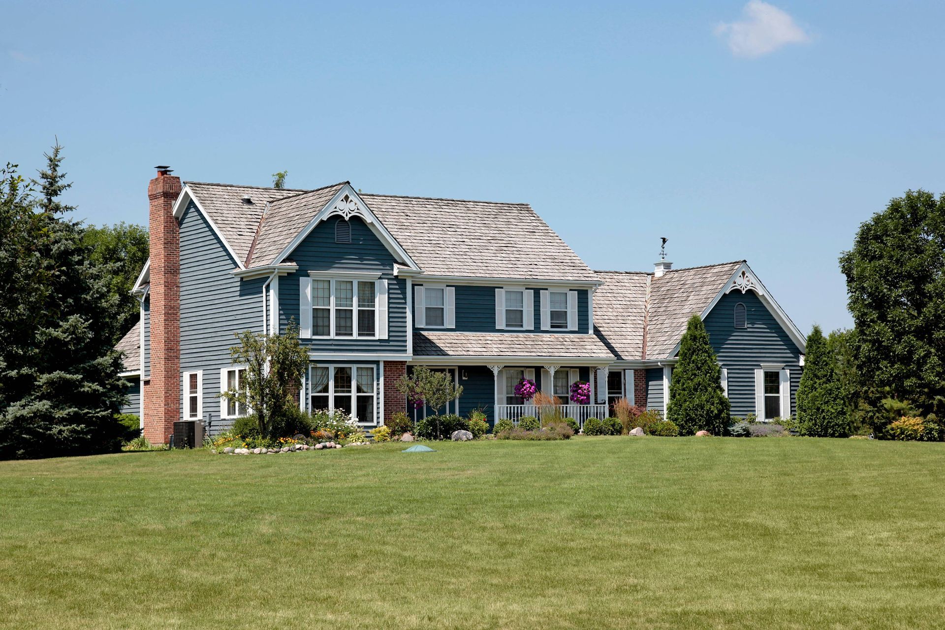 A freshly painted home exterior near Lexington, Richmond, & Georgetown, KY