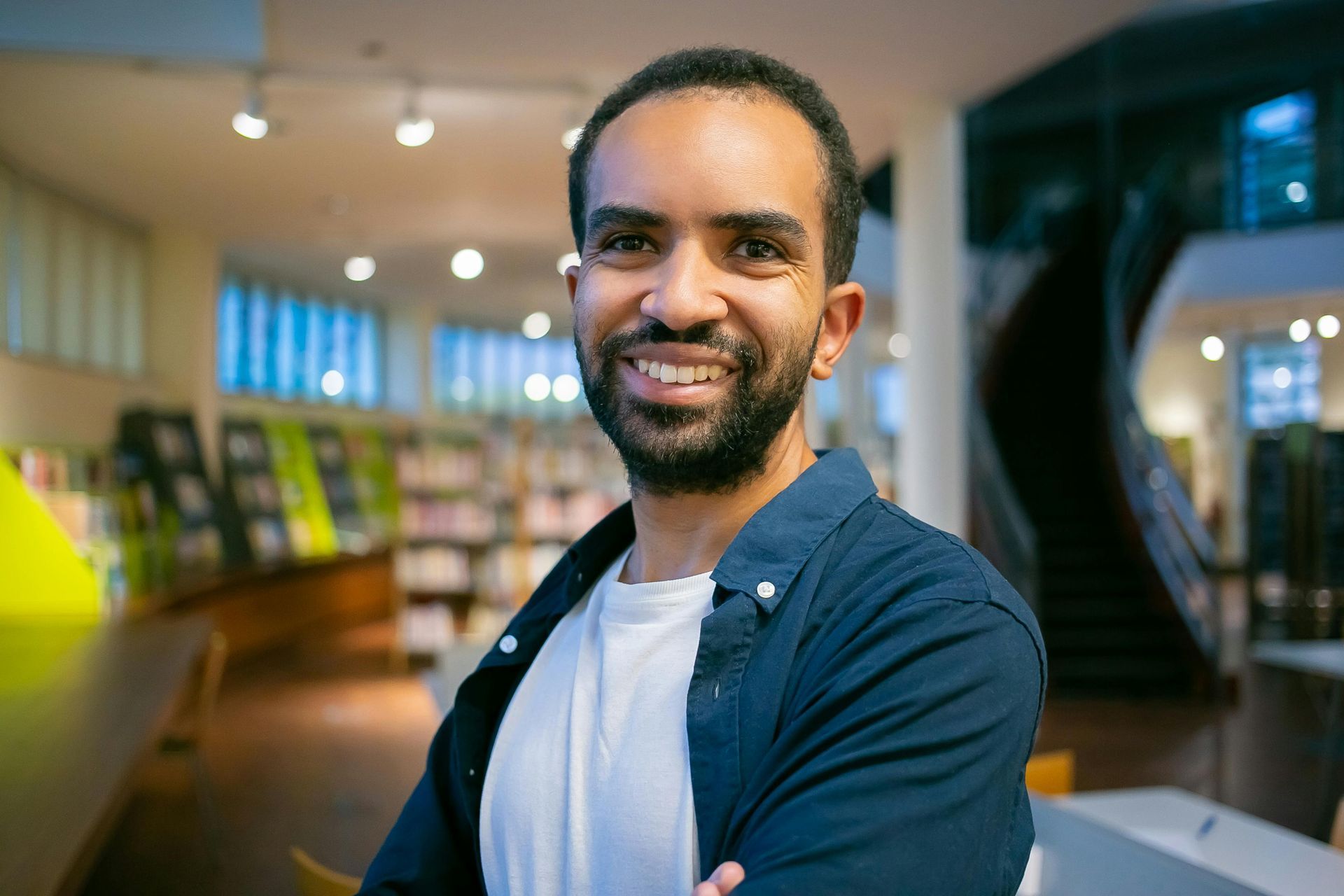 Student Middle East in Library