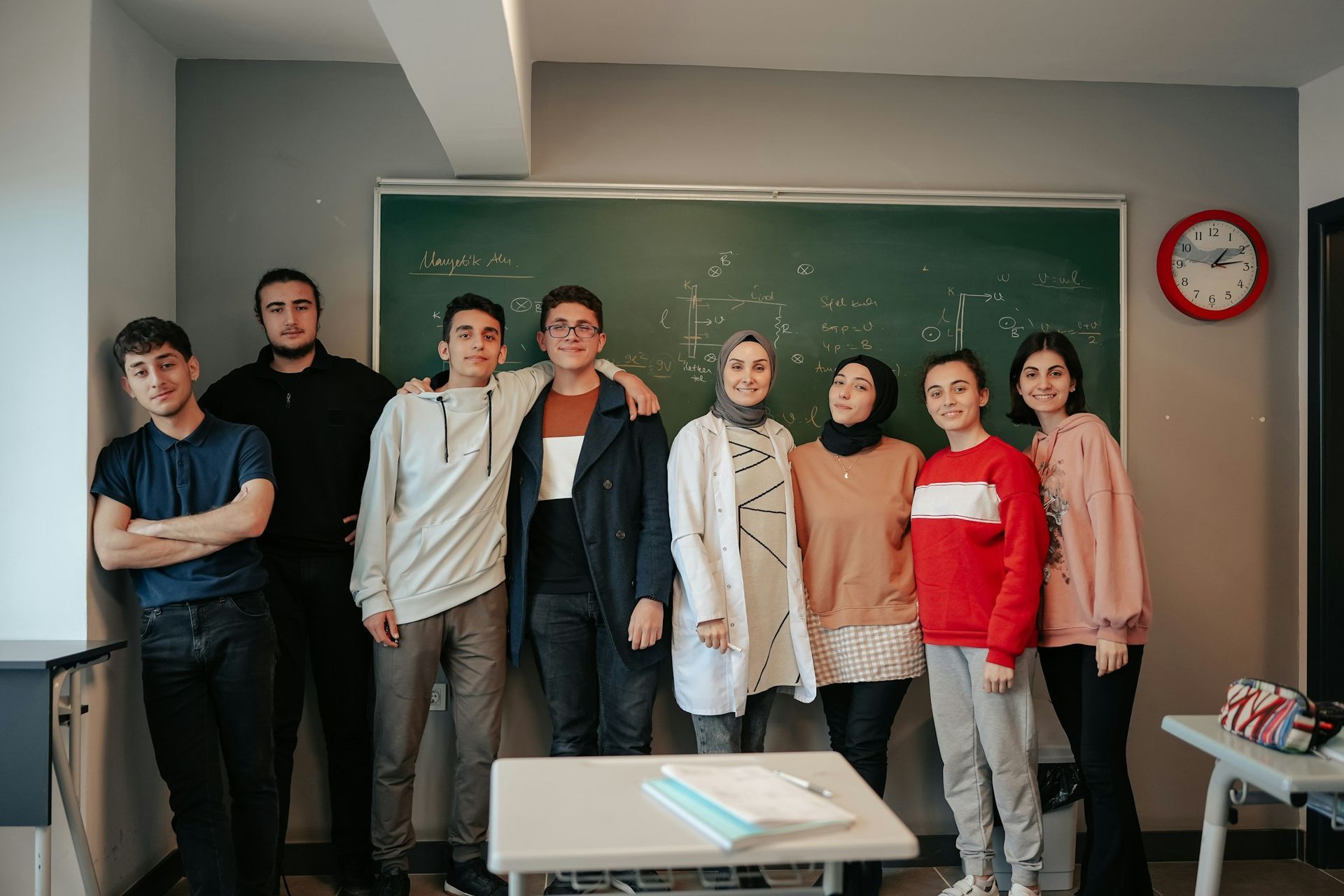 Join a diverse learning community at UniHouse Diverse group of students in a classroom – representing UniHouse's inclusive and engaging education model