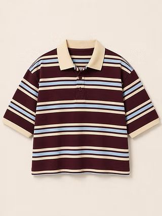 Polo de rayas granates con cuello y pu&ntilde;os beige sobre fondo liso.
