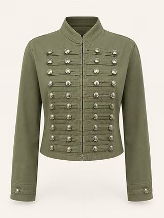 Chaqueta de estilo militar verde oliva con botones plateados ornamentados y cuello alto.