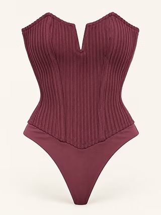 Traje de ba&ntilde;o de una pieza acanalado color burdeos con escote en V y braguita de corte alto sobre fondo liso.