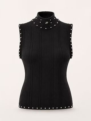 Top negro sin mangas de cuello alto con tachuelas que imitan perlas a lo largo del cuello, las sisas y el dobladillo.