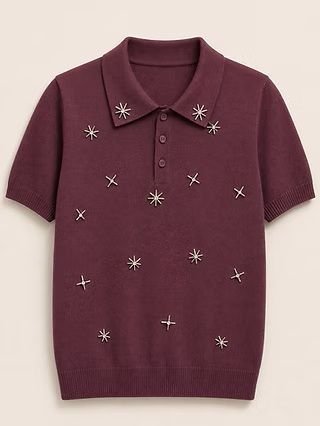 Polo de manga corta color granate con peque&ntilde;os motivos de estrellas bordadas sobre fondo liso.