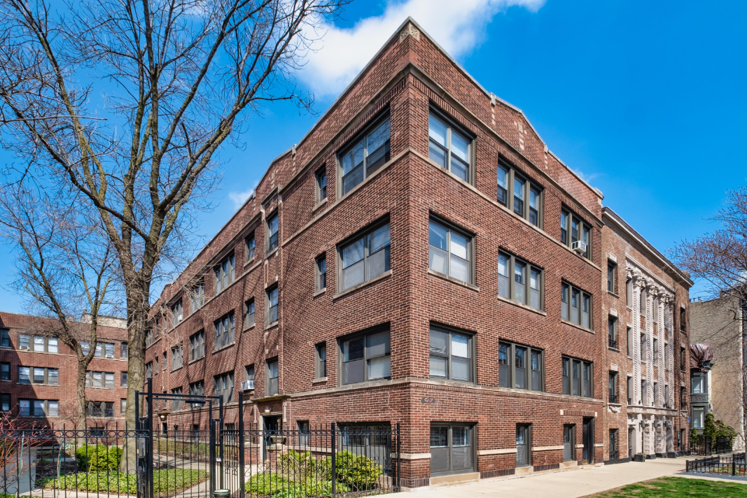 624 W Surf St Chicago, IL 60657