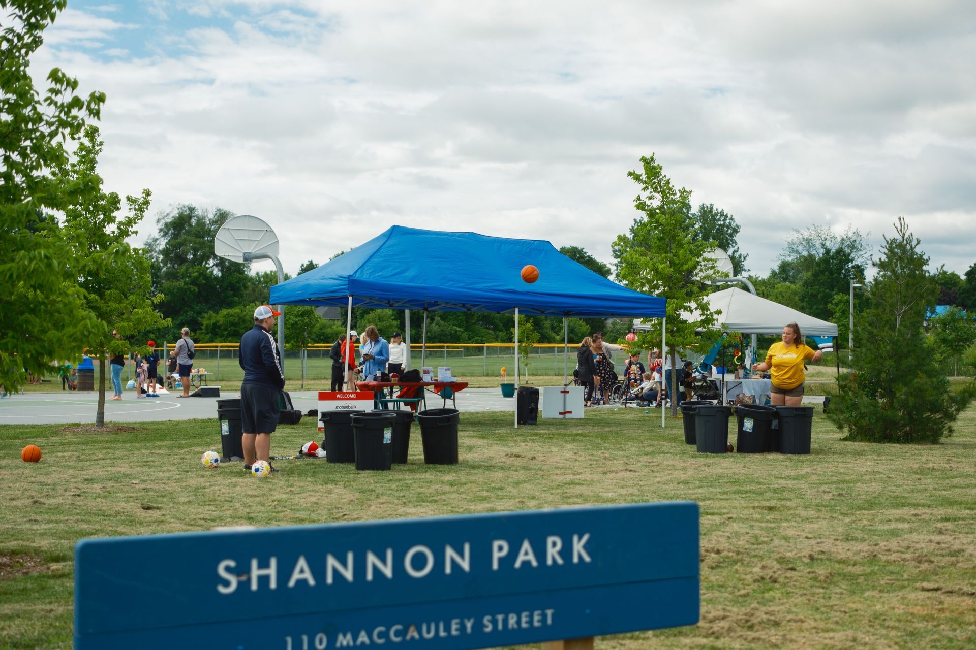 A blue sign that says shannon park on it
