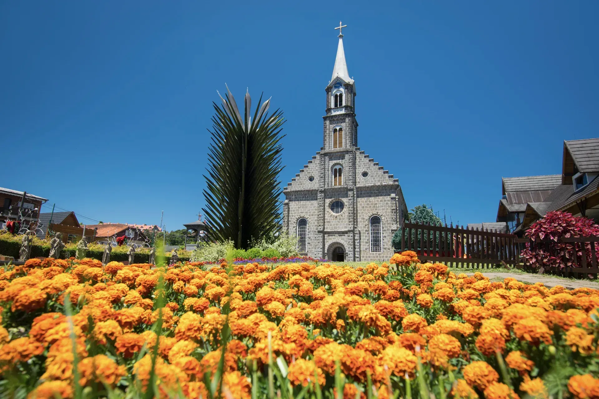 Igreja e jardim florido em Gramado, destino da Black Week Intercity Hotels