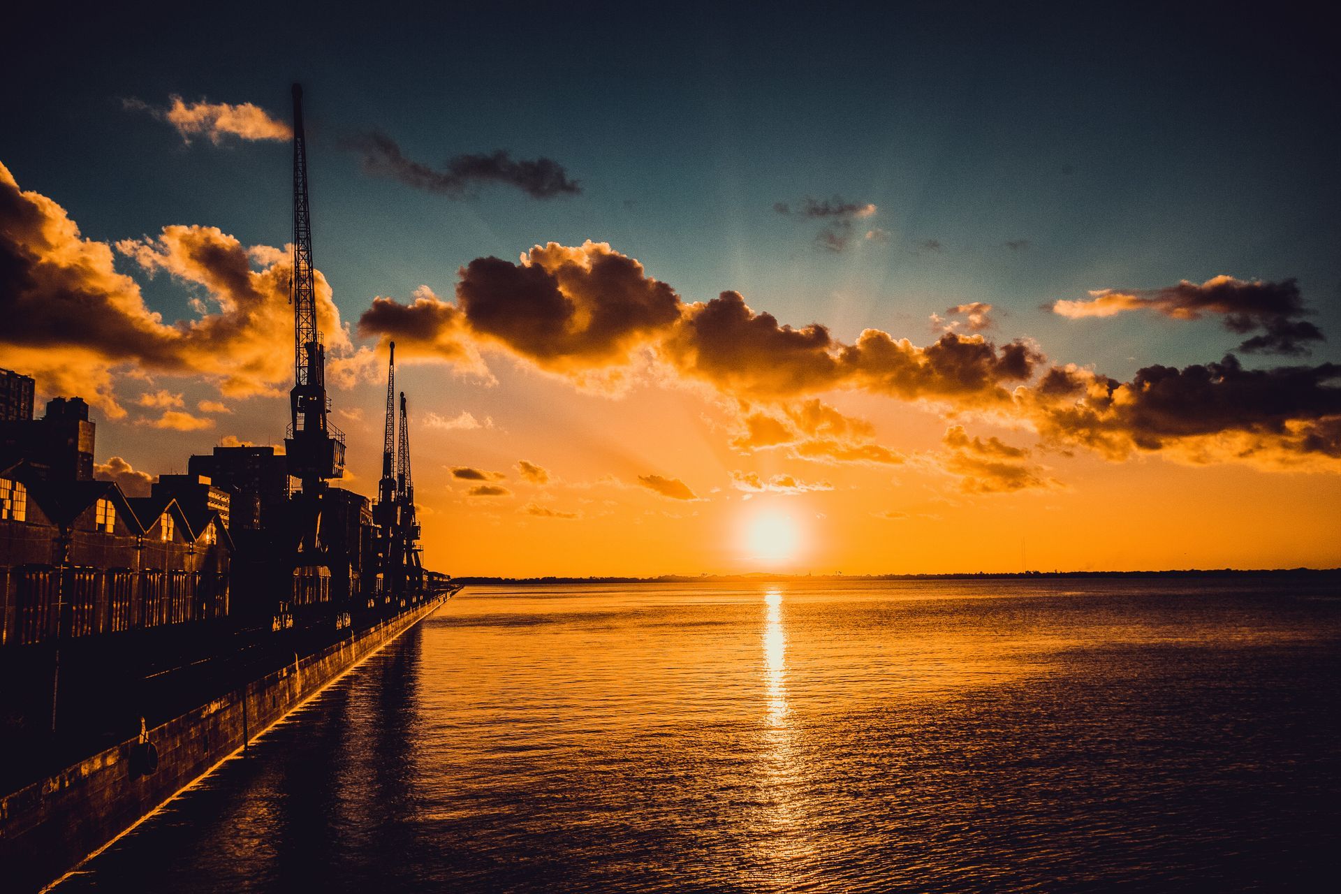 Pôr do sol no Guaíba, em Porto Alegre, destino da Black Week Intercity Hotels