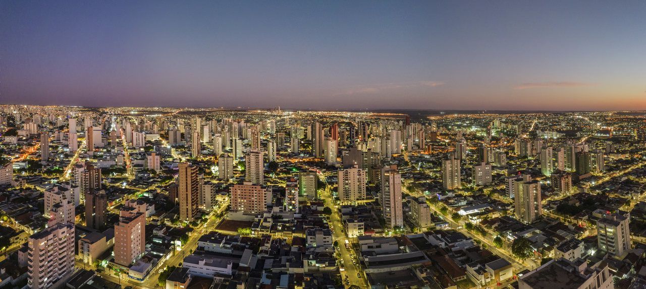 Vista noturna de Uberlândia, destino da Black Week Intercity Hotels
