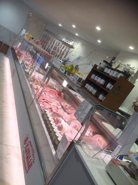 Banco con esposizione di carni fresche