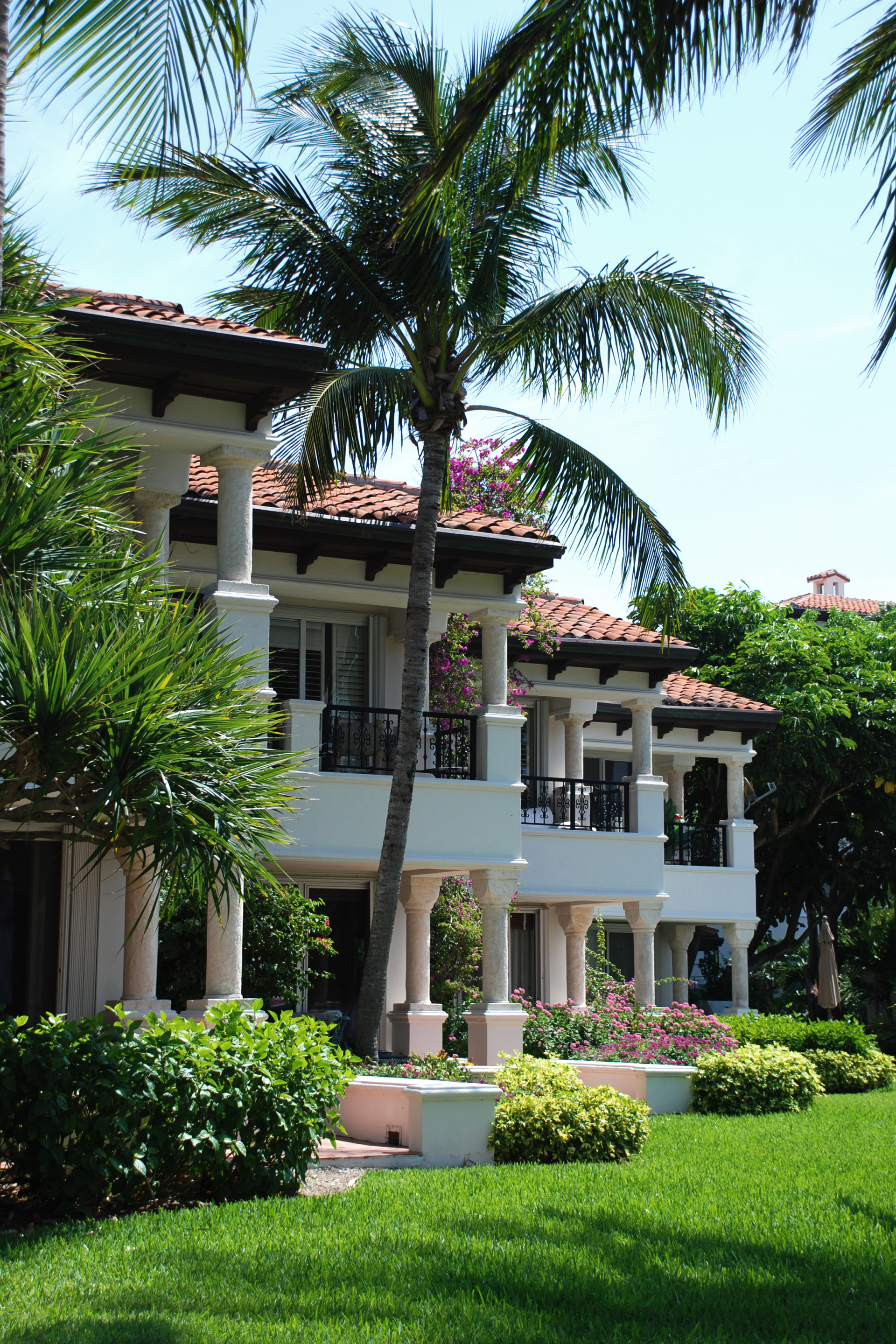 Condo building in South Florida with trees trimmed by the certified arborists at Real Tree Trimming & Landscaping, Inc.