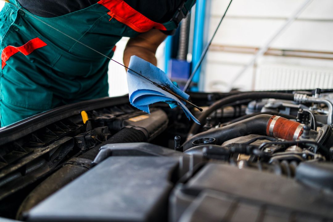 Meccanico durante la riparazione di un'auto