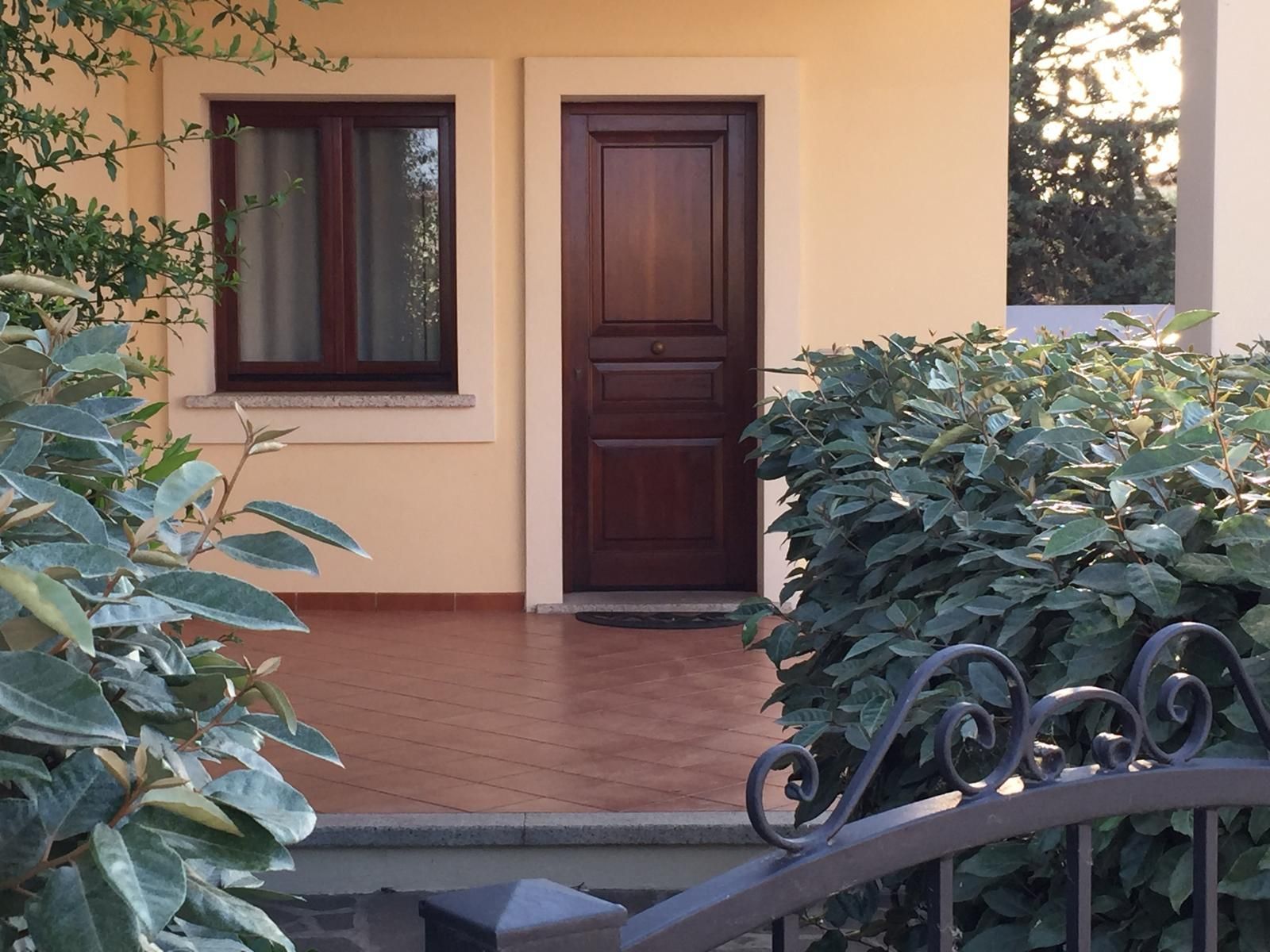 Letto a castello in legno con lenzuola blu a fantasia, contro una parete bianca con decorazioni floreali blu.