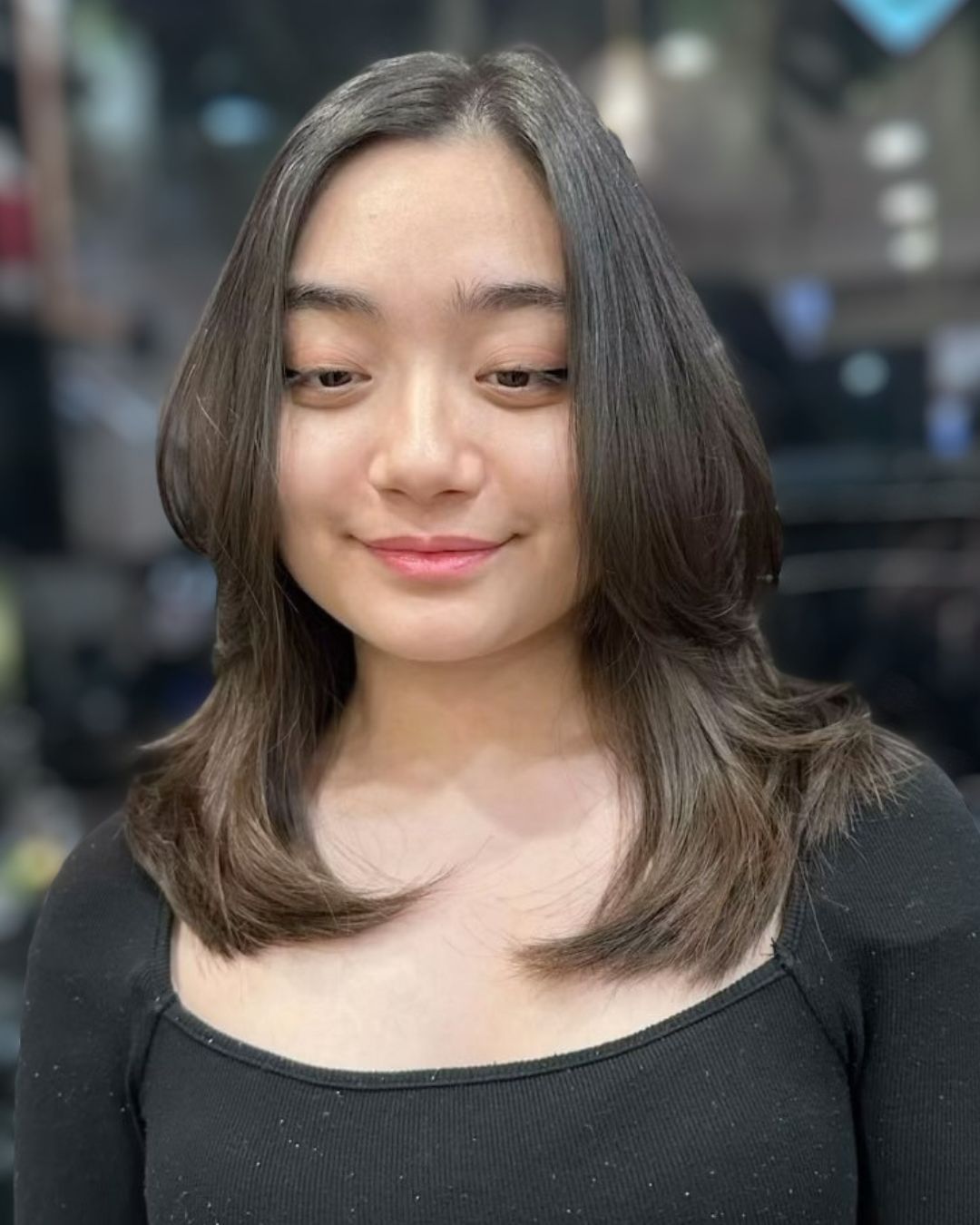 An image of a medium-length layer haircut