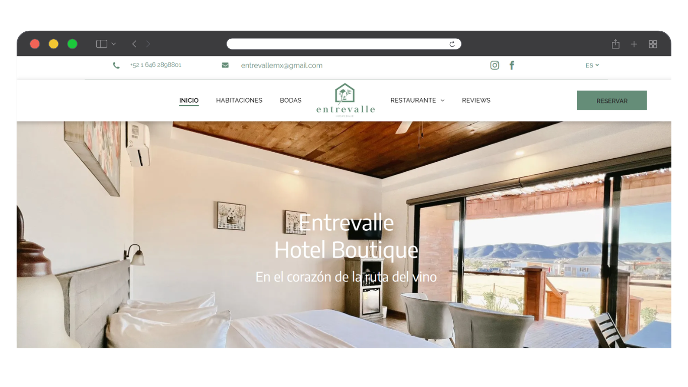 Página de inicio del sitio web del hotel que muestra una habitación luminosa.