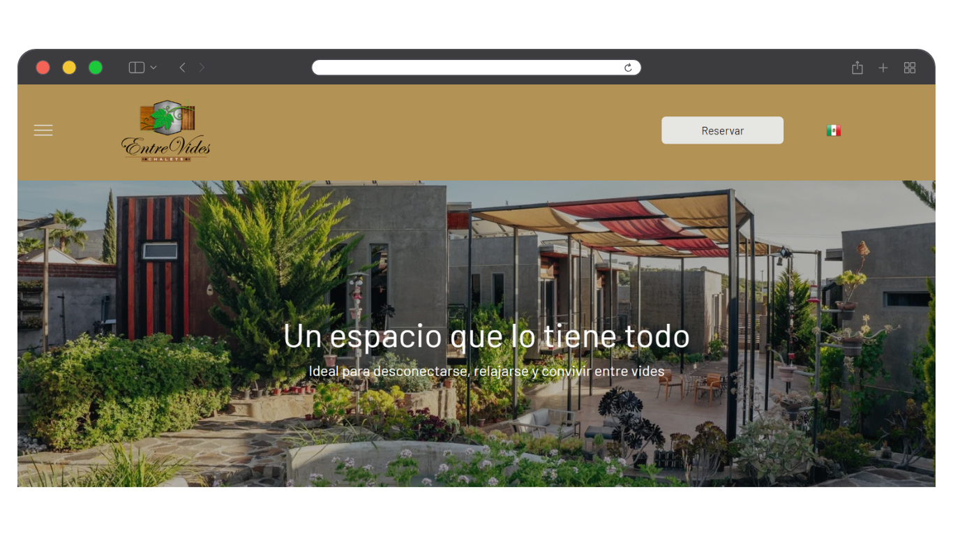 Página de inicio del sitio web de una tienda española con encabezado beige, imagen principal de un jardín.