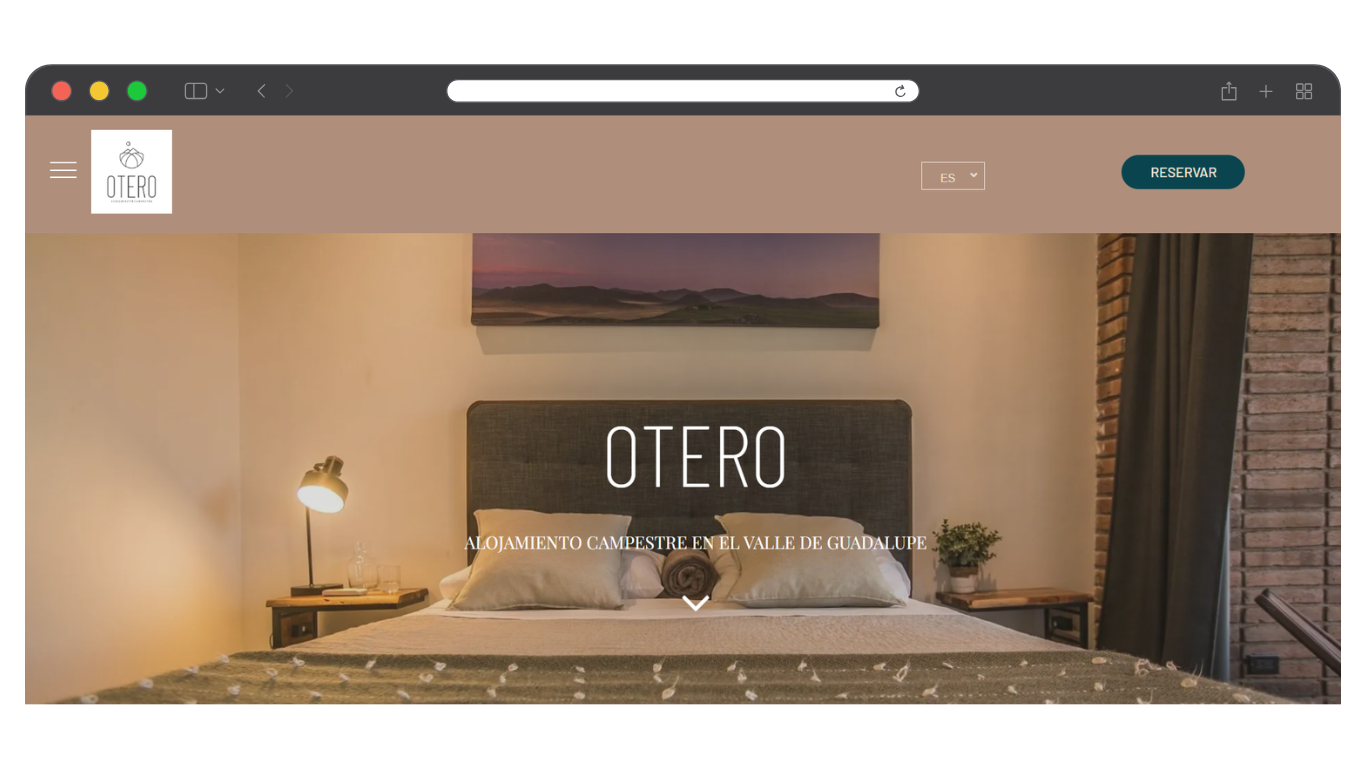 Dormitorio con iluminación cálida, cama, lámpara de noche, cortinas y texto 
