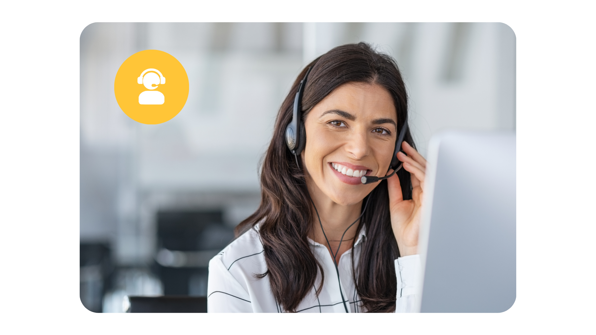Agente de atención al cliente sonriente con auriculares en una oficina, con un icono de teléfono superpuesto.