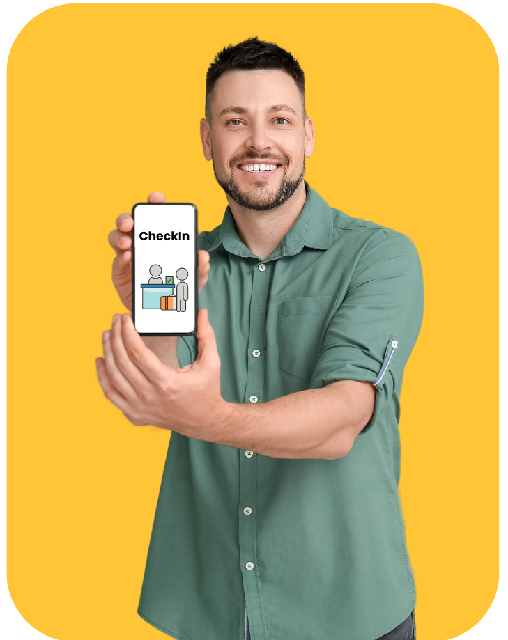 Hombre sosteniendo un teléfono inteligente con una aplicación en la pantalla, sonriendo sobre un fondo amarillo brillante.