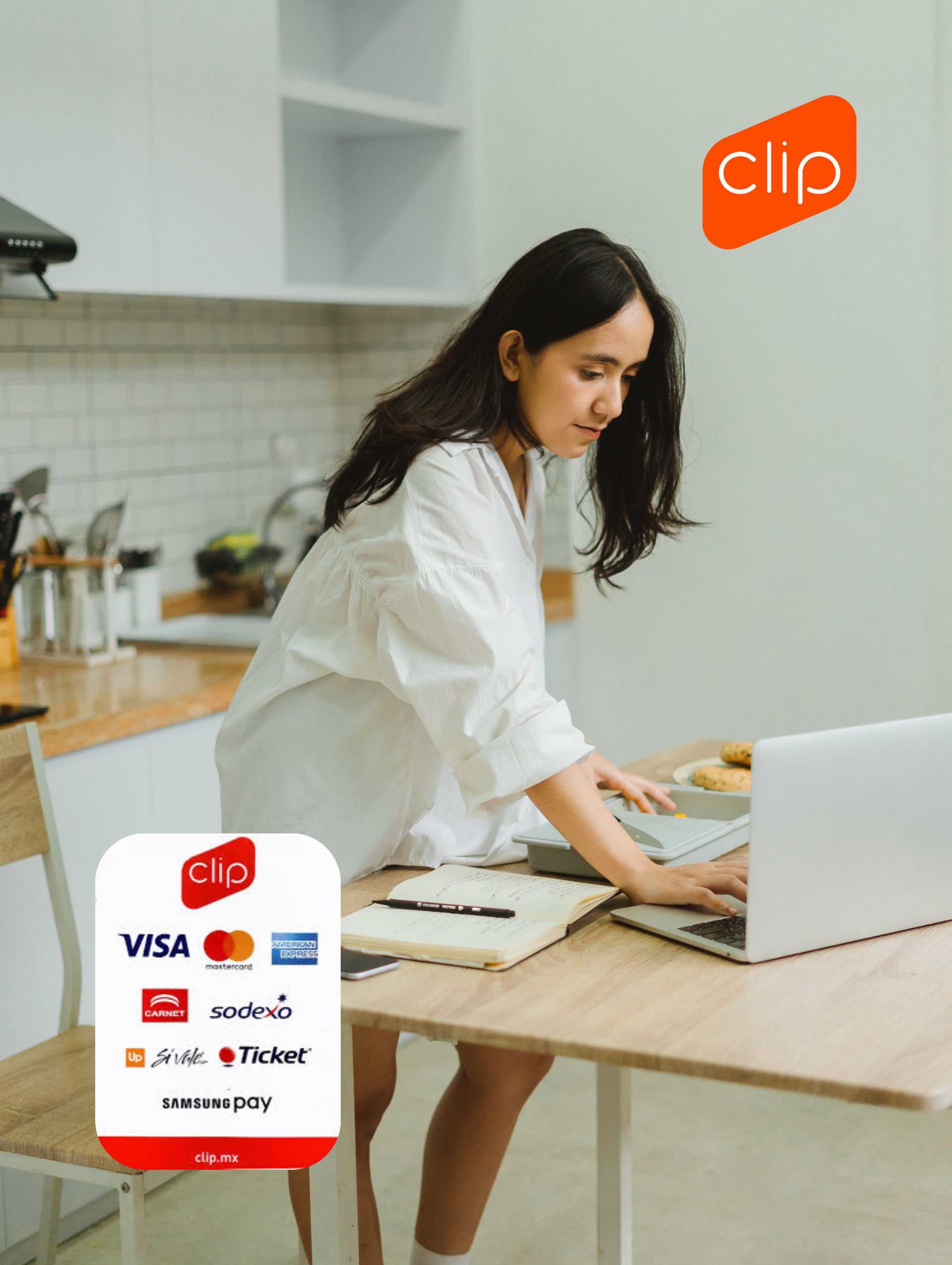 Mujer usando un ordenador portátil en la mesa de la cocina, con la marca Clip y los logotipos de pago a la vista.