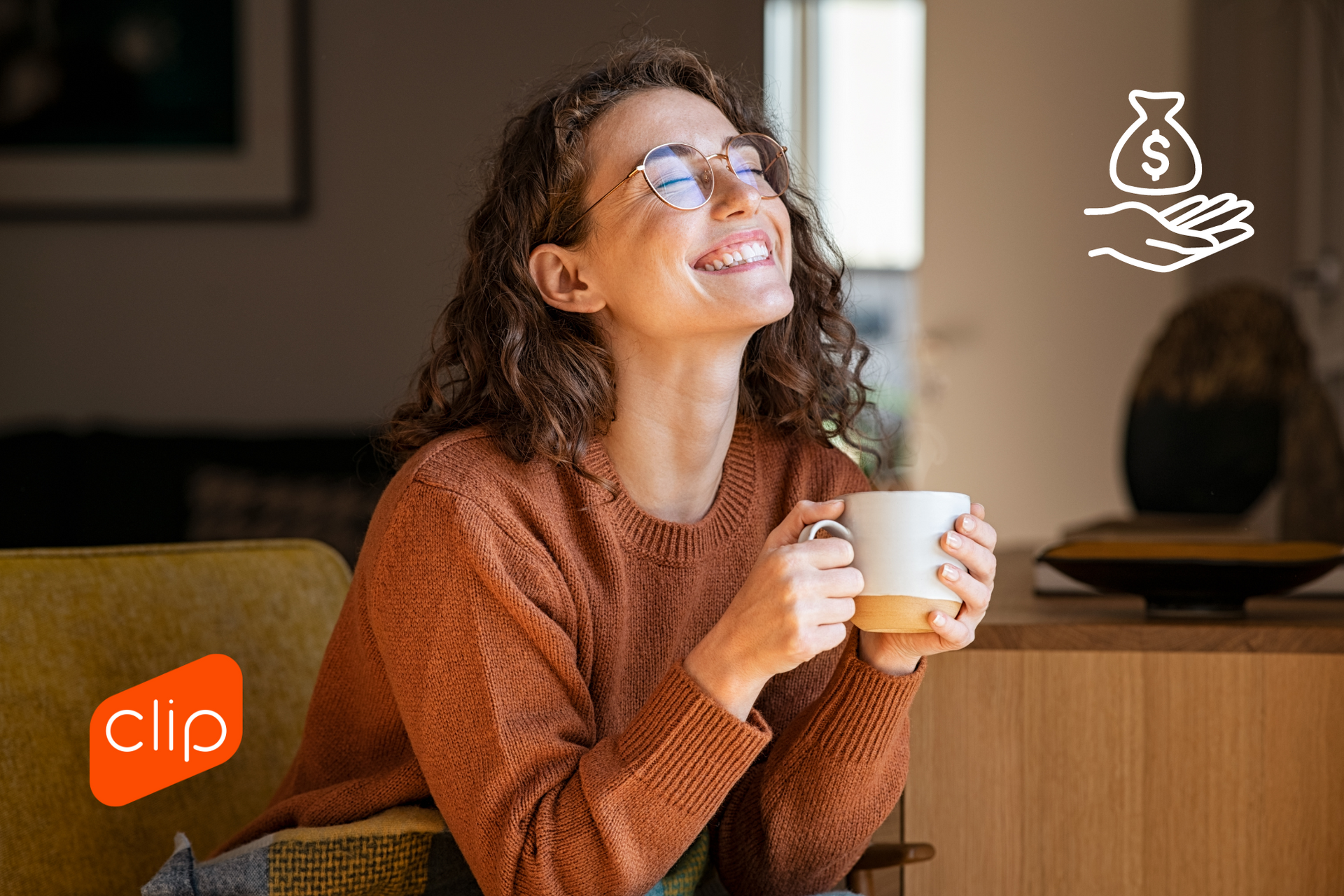 Mujer sonriente con un suéter marrón sosteniendo una taza en una habitación acogedora.