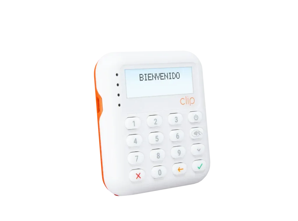 Lector de tarjetas blanco con teclado y pantalla pequeña sobre un fondo liso.