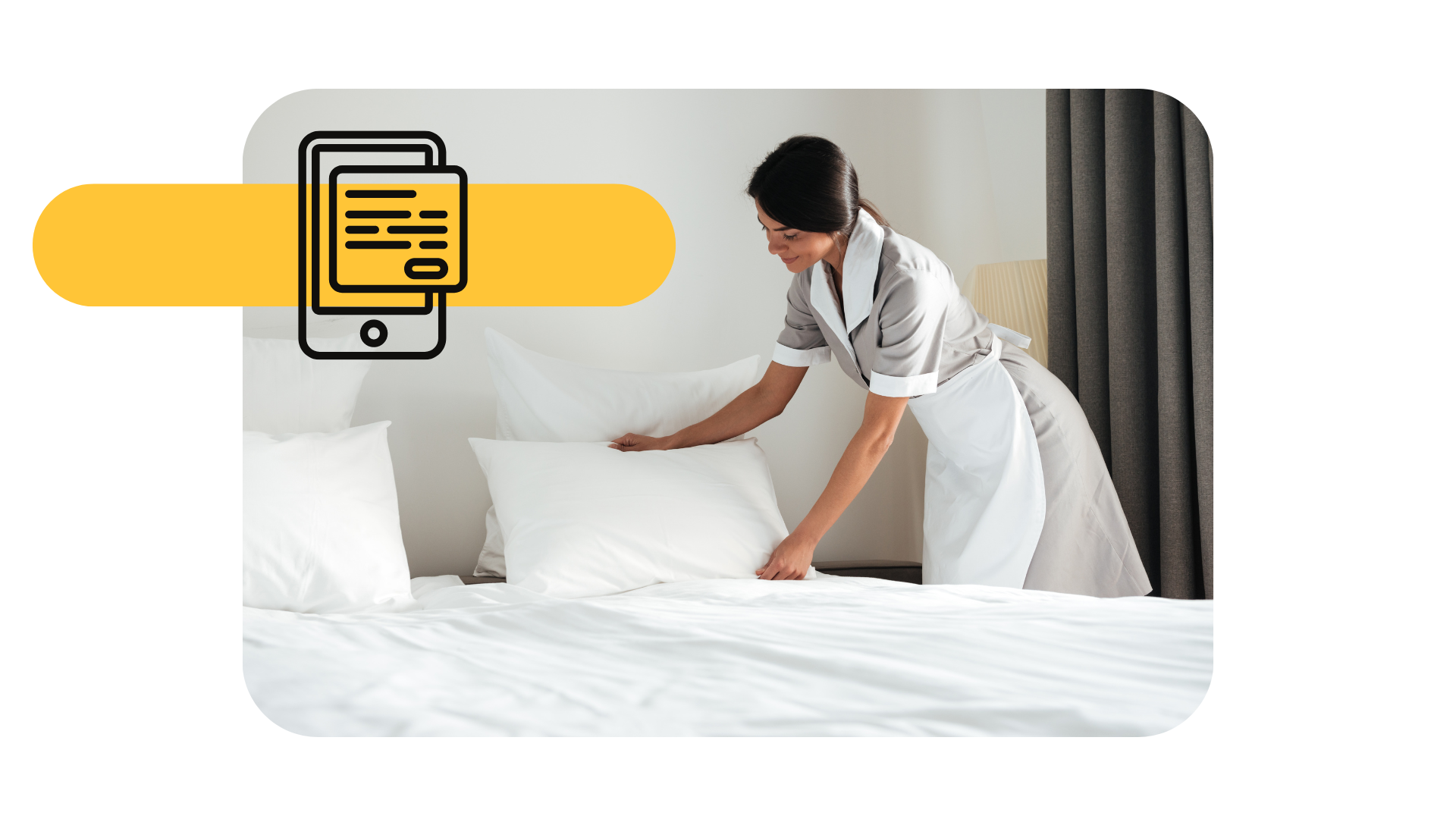 Una ama de llaves haciendo la cama en una luminosa habitación de hotel, con un icono de teléfono inteligente superpuesto.