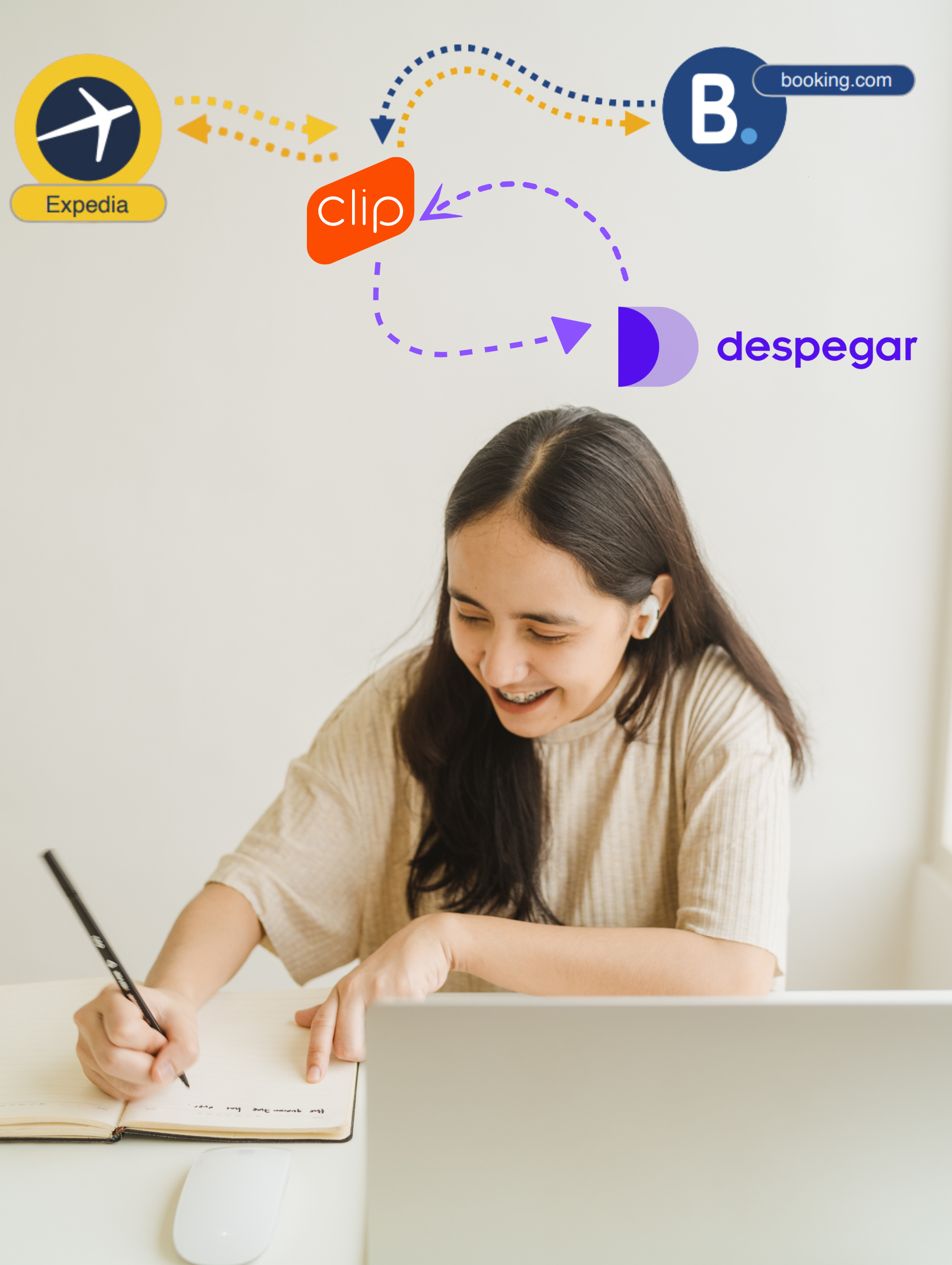 Mujer escribiendo en un escritorio junto a una computadora portátil.