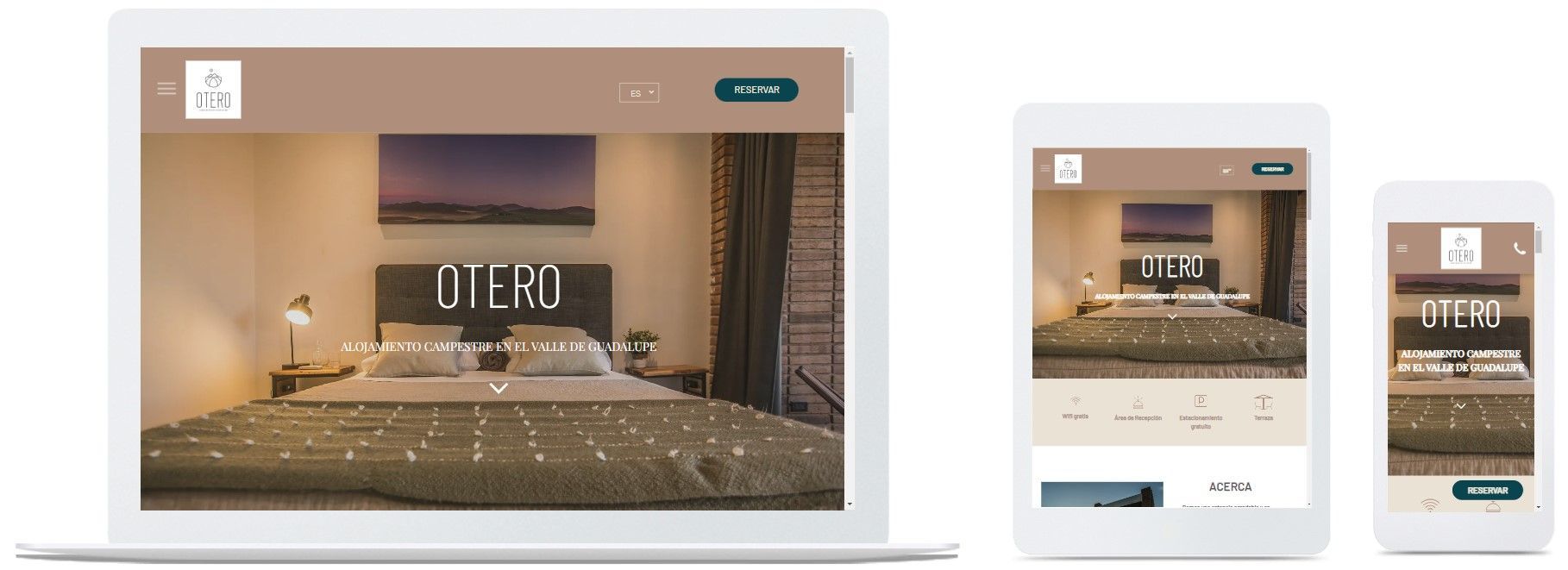 Maqueta de sitio web responsivo mostrada en ordenador, tableta y teléfono con una página de inicio de diseño interior beige.