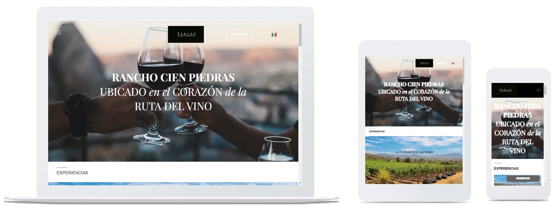 Maqueta de sitio web mostrada en ordenador, tableta y teléfono con una imagen principal de un complejo turístico y superposición de texto.