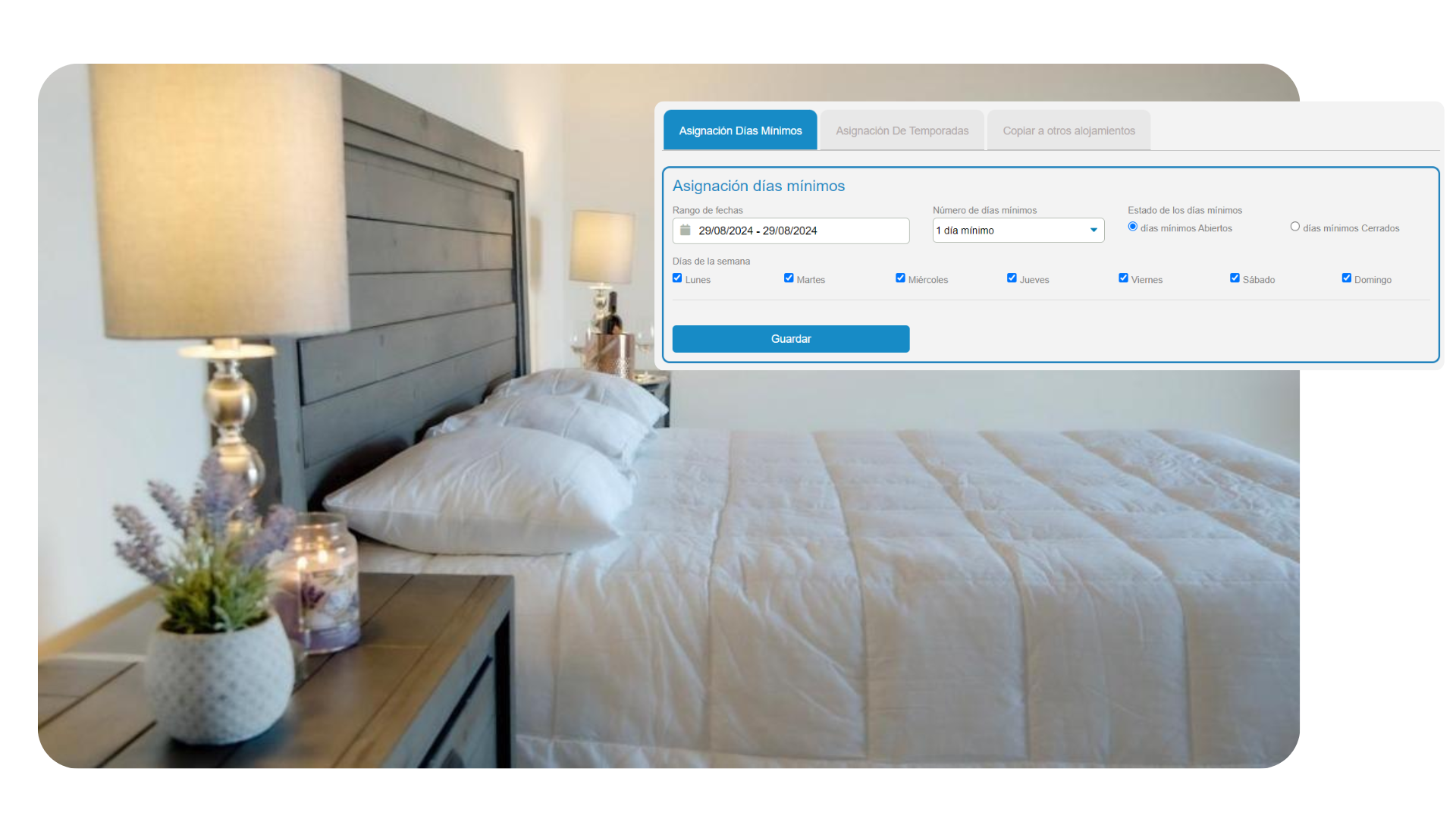 Cama bien hecha en un dormitorio luminoso con una lámpara de mesilla de noche y una pequeña interfaz de reservas superpuesta a la derecha.