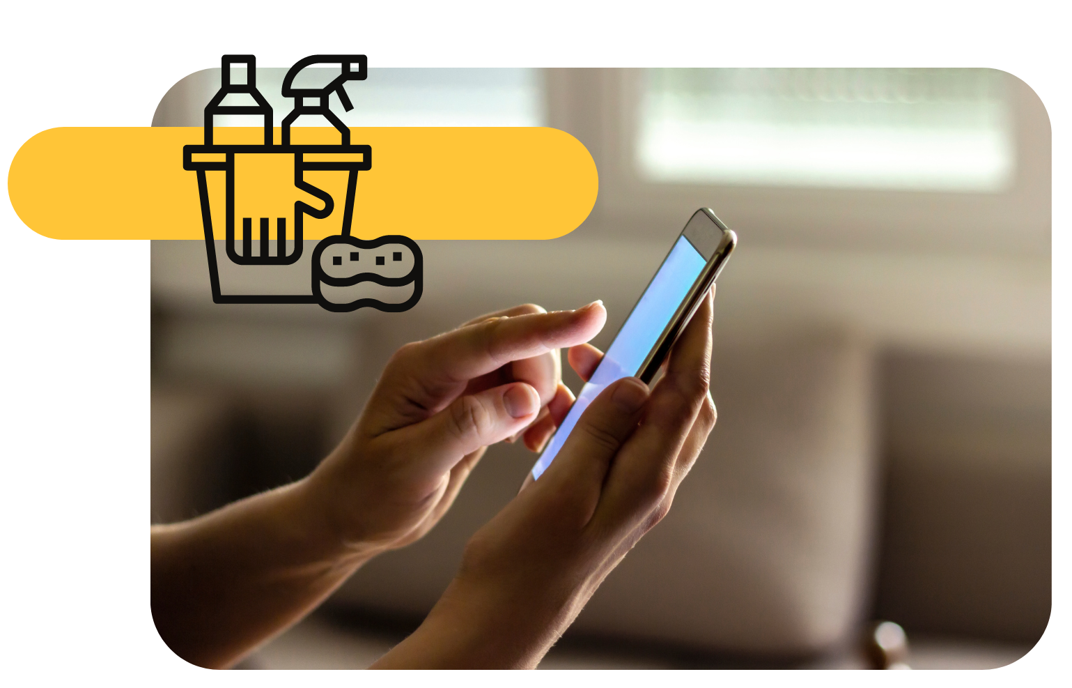 Manos sosteniendo un teléfono inteligente con un icono de carrito de compras amarillo superpuesto en la parte izquierda.