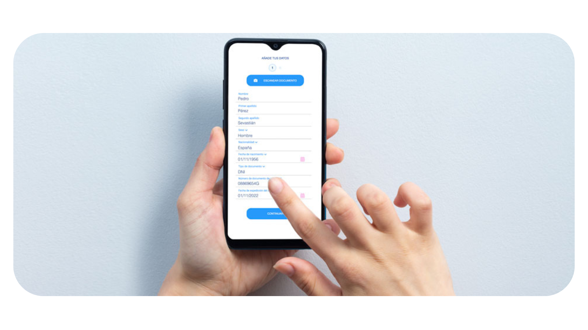 Manos usando un teléfono inteligente sobre un fondo claro, con una aplicación de mensajería abierta en la pantalla.
