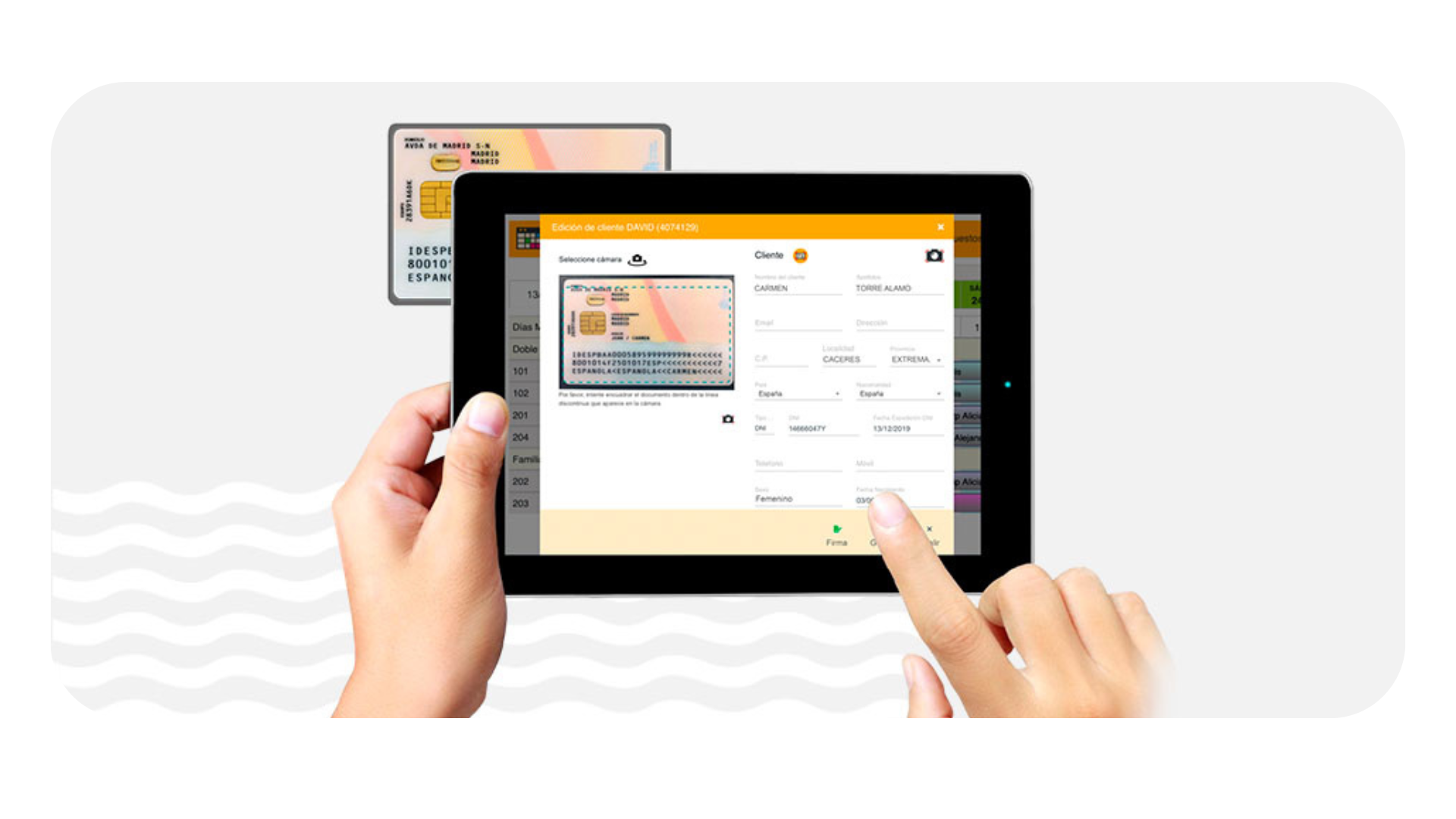 Manos que utilizan una tableta para visualizar la interfaz de un sitio web, con un teléfono inteligente detrás.