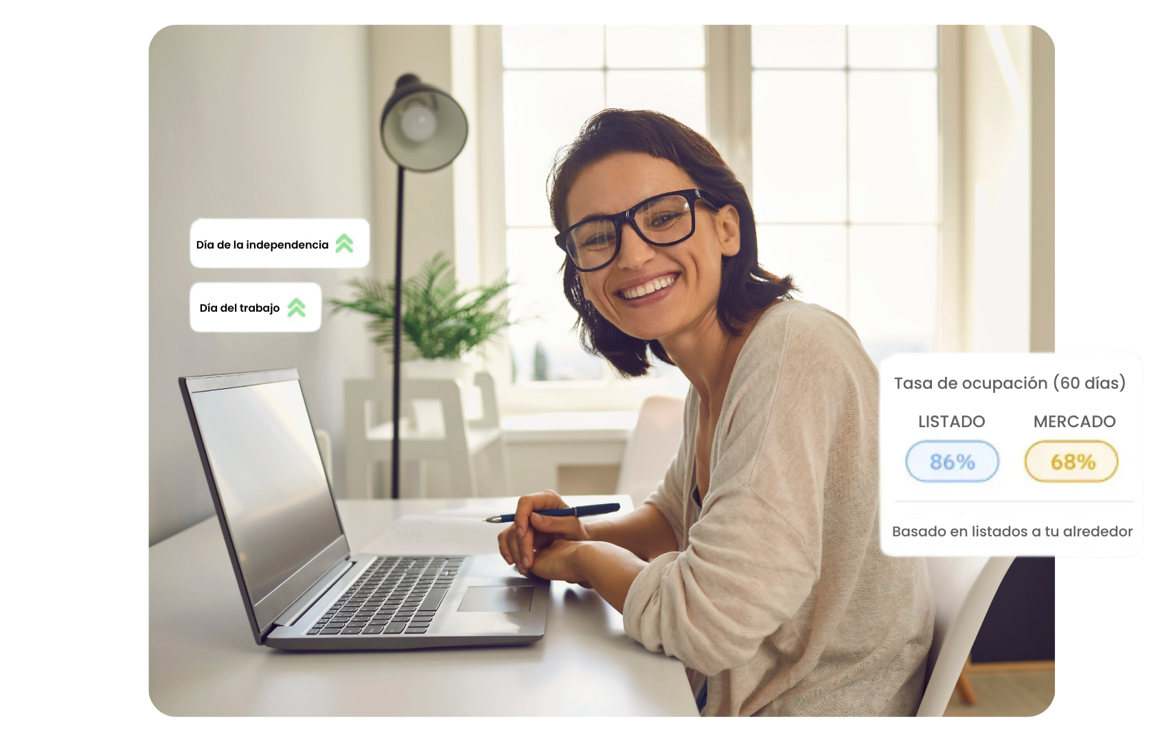 Mujer sonriente trabajando en un portátil en un escritorio en una luminosa oficina en casa con gráficos de productividad.