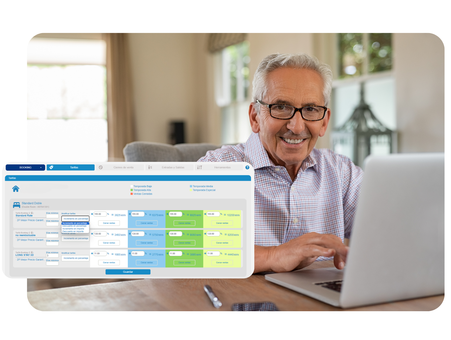 Hombre sonriente usando una computadora portátil junto a un panel de programación web sobre una mesa.