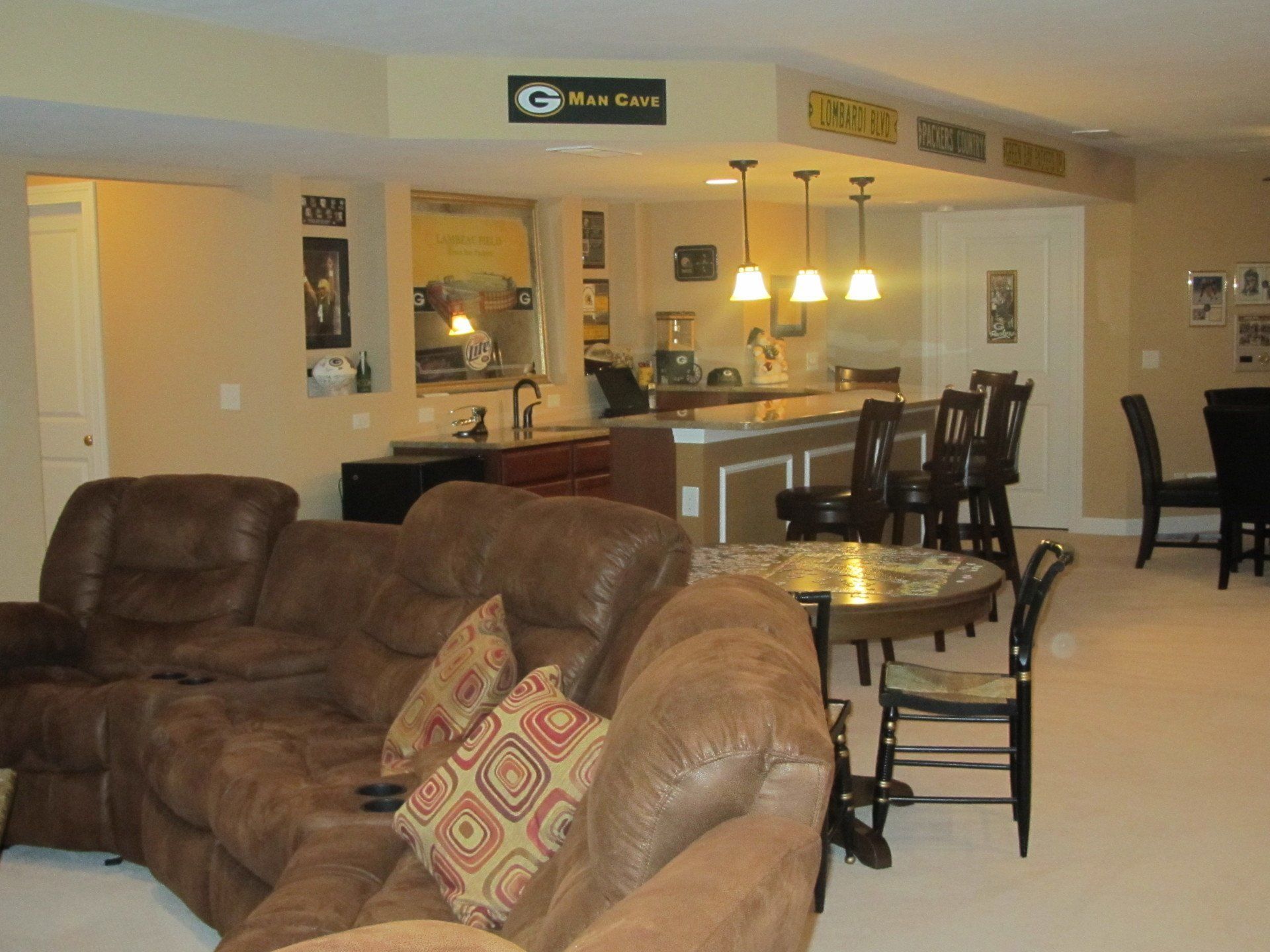 A living room with a sign that says g on it