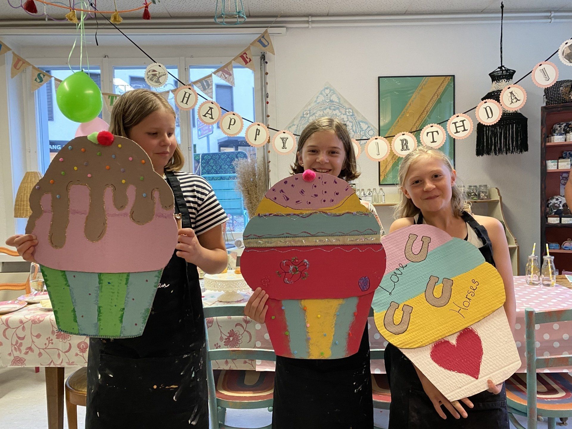 Kinder mit selbstgebastelten Kartoncupcakes