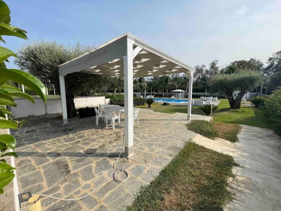 gazebo in  giardino